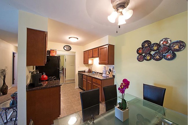 Dining Room - Lisle Place Apartments