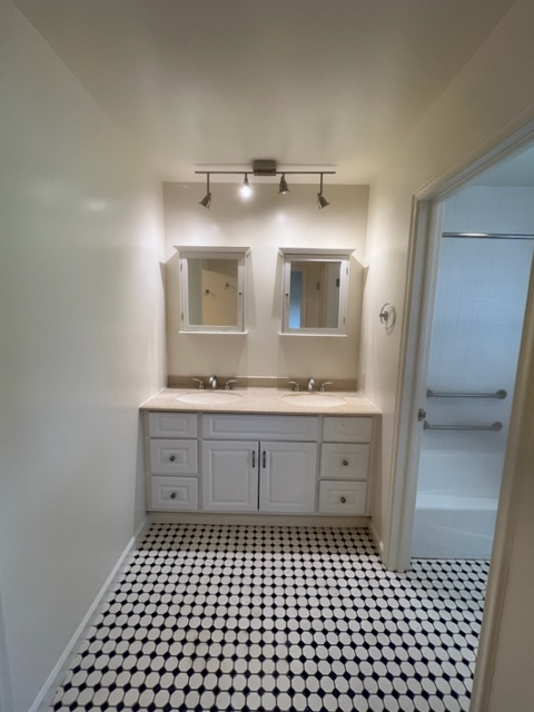 Master bath - 2109 S Duncan Rd