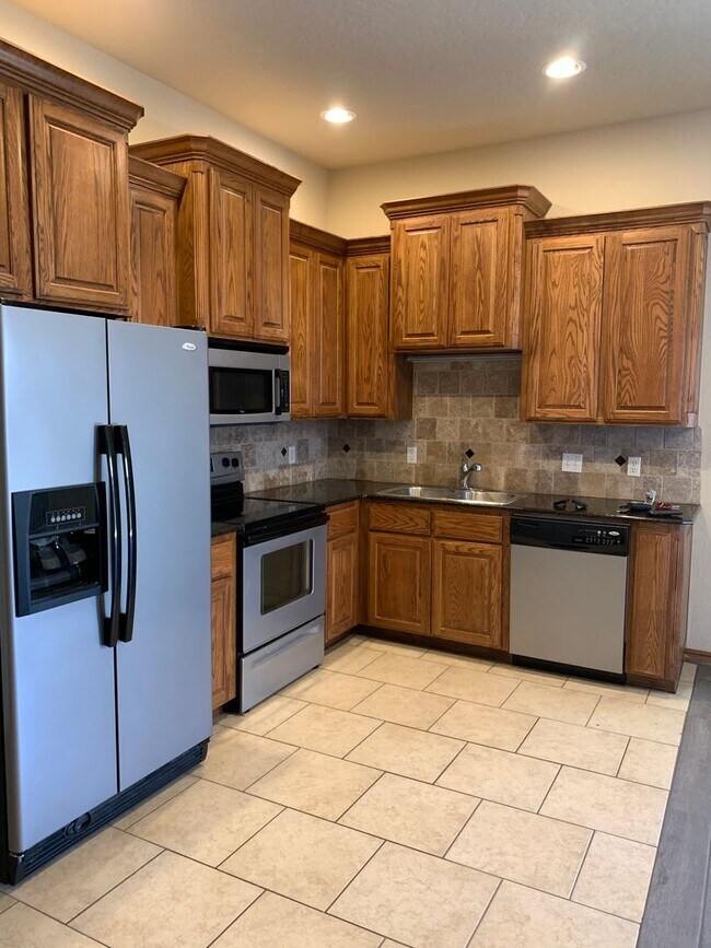 Building Photo - 3 bedroom, 2 bathroom, 2 car garage