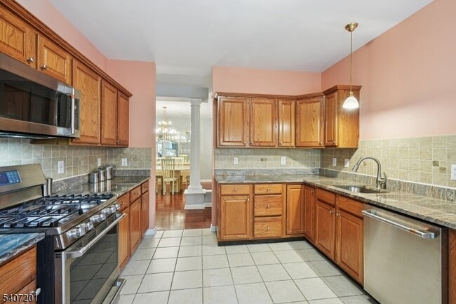 Building Photo - 806 Holly Ln