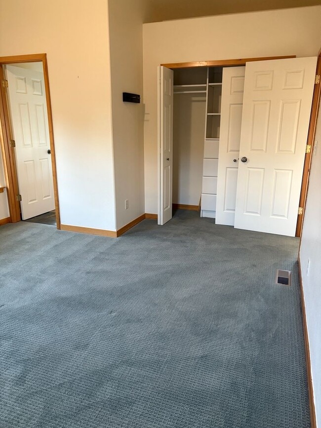 Building Photo - Spacious Lewis & Clark 4-Bedroom Home
