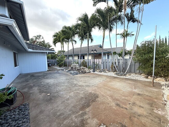 Building Photo - MALANAI IN KAPOLEI - 3 BDRM/2.5 BATH/ENCLOSED GARAGE