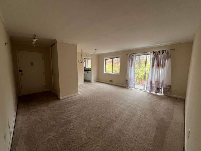 Building Photo - 10600 Kenilworth Ave