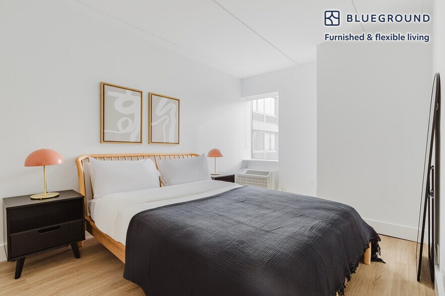 Building Photo - 160 W 24 St