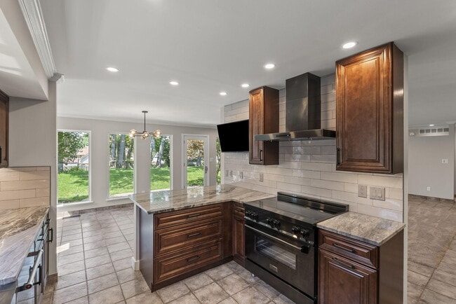 Building Photo - 1233 Sherborne Pl