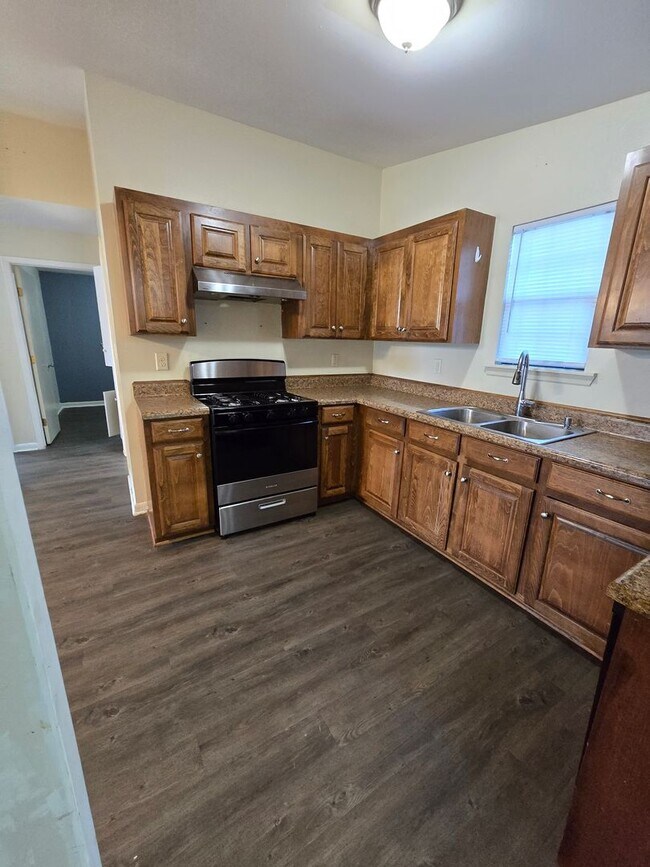 Building Photo - 3 bedroom 1.5 bathroom--Shady Grove Neighb...
