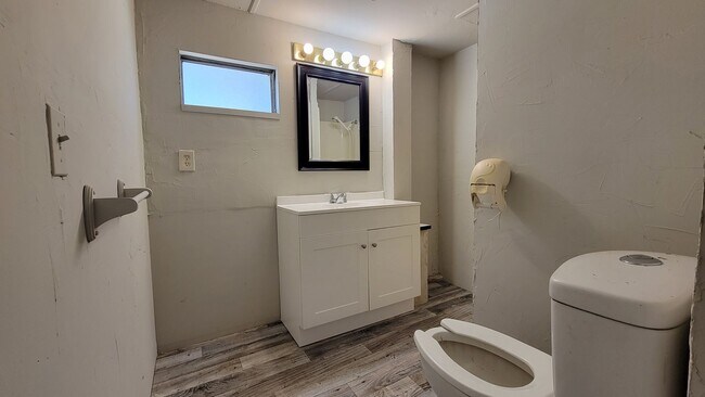 Building Photo - 2 Bed | 1 1/2 Bath | Fenced & Gated 1/4 Acre of land