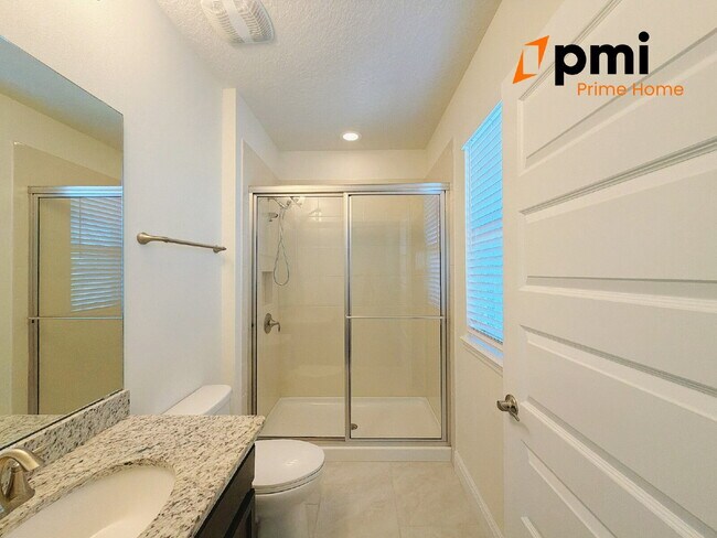 Building Photo - "Spacious Elegance Awaits: 5-Bedroom Home with 3.5 Baths in Winter Garden"