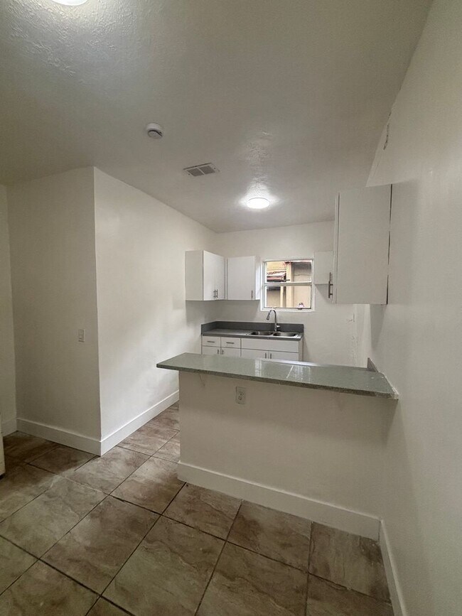 Building Photo - Apartment in the Heart of Little Havana!