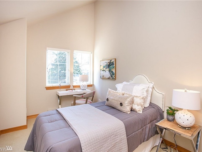 Building Photo - Nice Spacious Bainbridge Condo in heart of downtonw