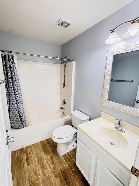 Building Photo - 2050 Corner Glen Dr