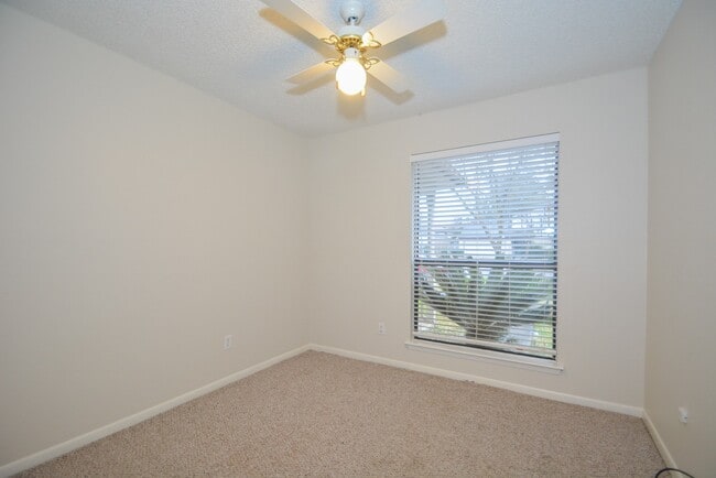 Building Photo - 3015 Sam Houston Dr