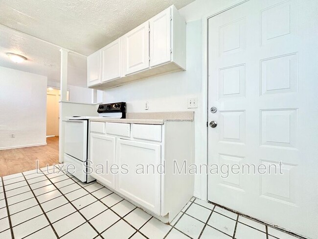 Building Photo - 1700 Karen Dr