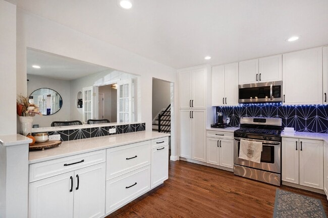 Building Photo - Beautiful home on large lot. Available 5/15