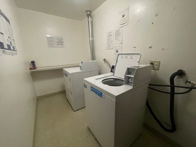 Building Photo - 2333 N Neva Ave