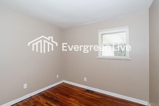 Building Photo - 651 Fairborn Rd