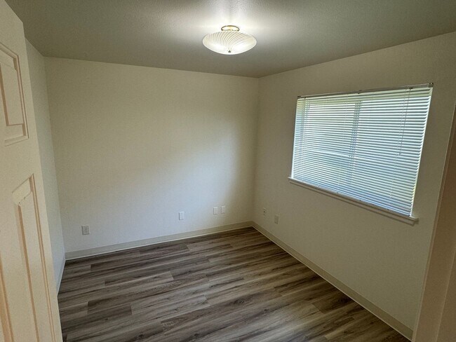 Building Photo - 2 Bedroom Tri-plex in River Rd Neighborhood