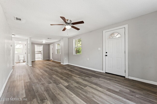 Building Photo - 4044 Hunter Cir