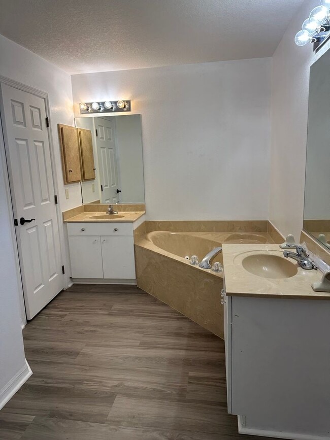Building Photo - GREAT LOCATION! Four bedrooms, 3 Baths, Family Room