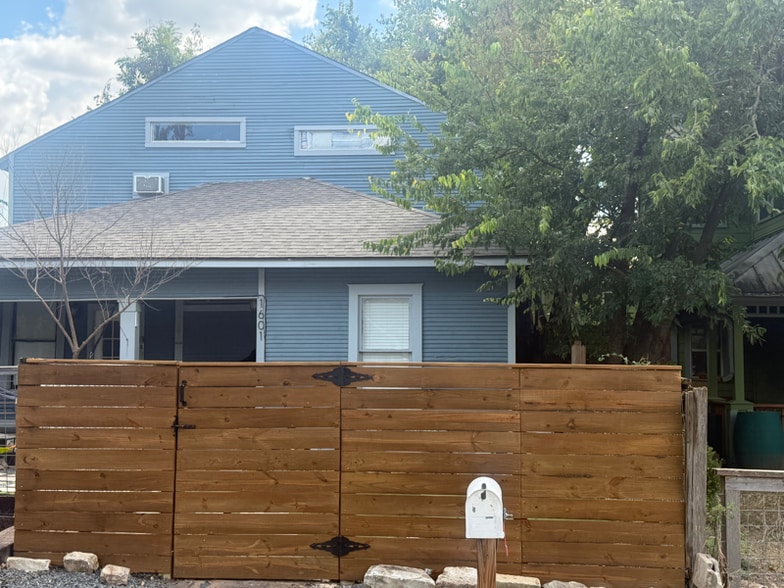 Primary Photo - 1601 E 13th St