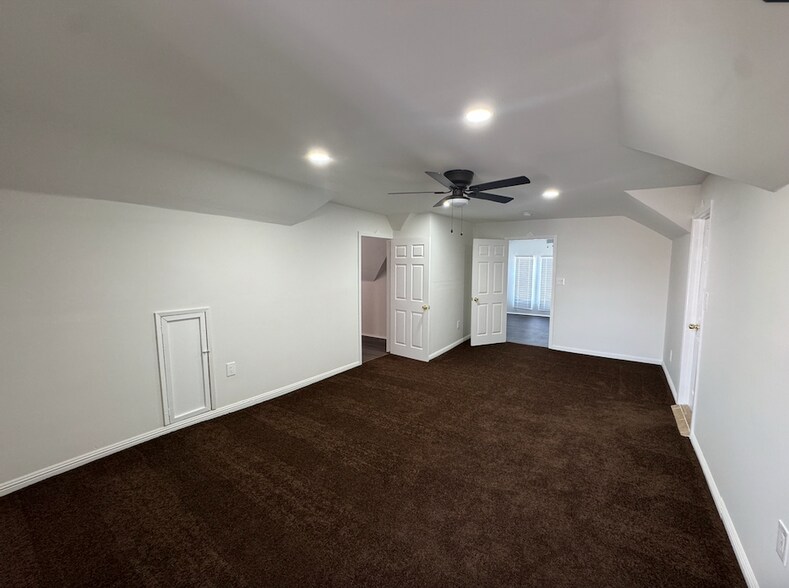 Building Photo - 1031 W 91st St