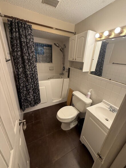 Building Photo - 915 Lake Palms Dr