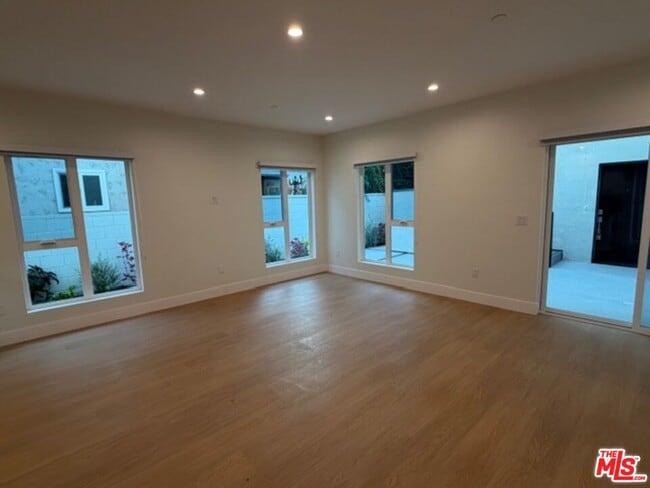 Building Photo - 5193-5193 Lindley Ave