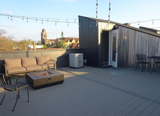 Building Photo - Beautiful Two Bedroom Condo w/ Rooftop Patio