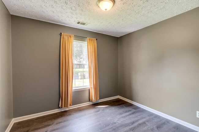 Building Photo - 402 Sterling Creek Dr