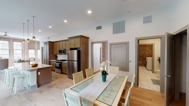 Building Photo - 353 Baronne Street