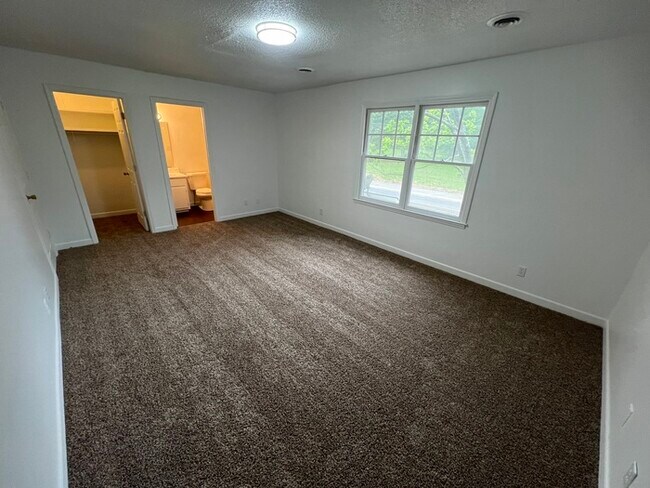 Building Photo - 206 Woodburn Club Ln