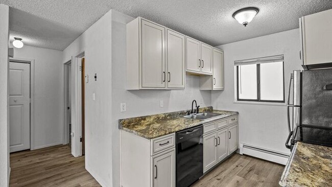 Building Photo - Affordable 2 Bed 1 Bath Apartment! Great location!!