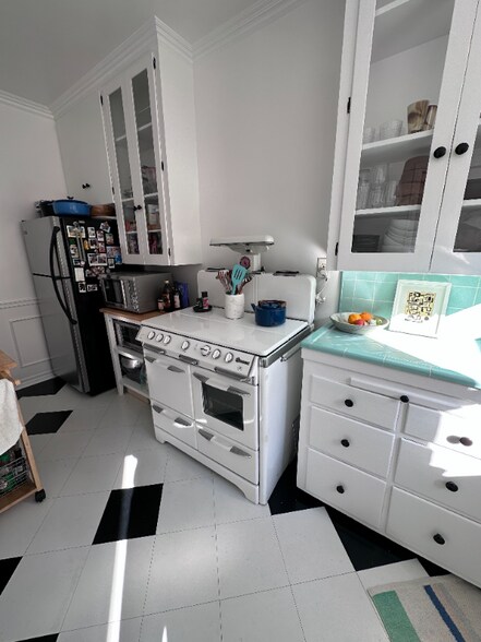 Building Photo - 325-327 S Detroit St