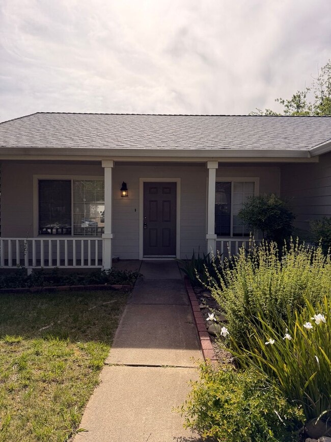 Building Photo - 3-bedroom, 2-bath home in great neighborhood!