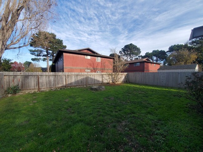 Building Photo - 3-bedroom home with remodeled kitchen and ...