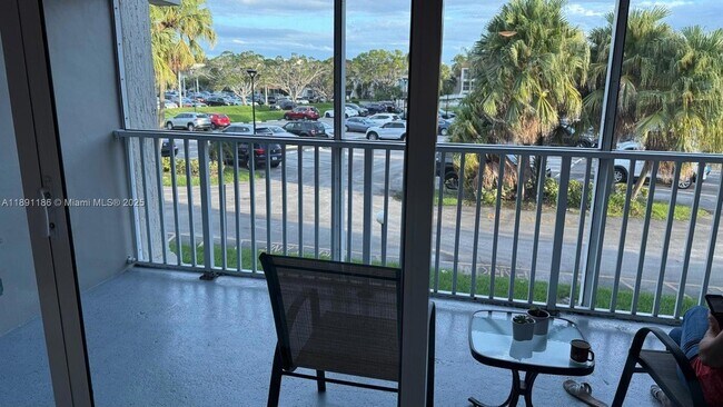 Building Photo - 140 Lakeview Dr