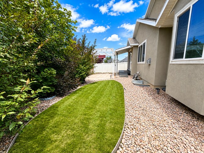 Building Photo - Beautiful 5-bedroom home is a must see!!