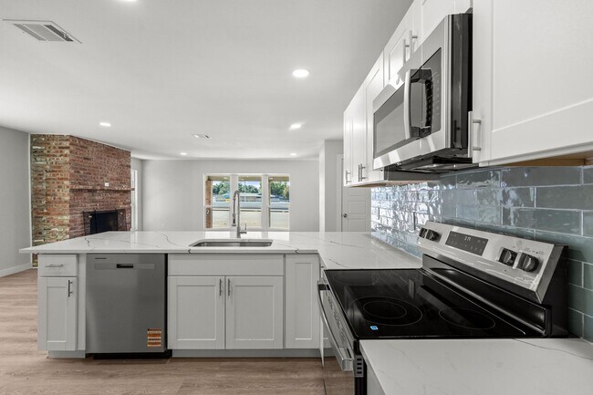 Building Photo - SW Loop 820 - 4304/4306 *Lease Up Only*