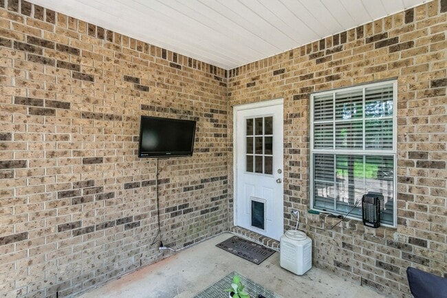 Building Photo - Four Bedroom with Outdoor Kitchen in Shalimar