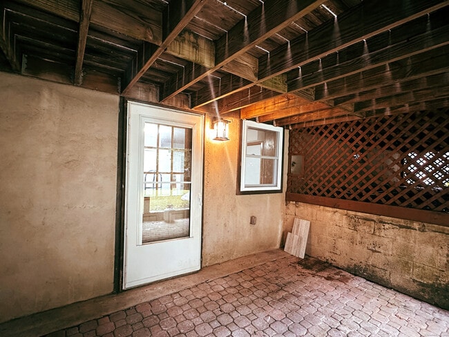 Building Photo - 79 Hellstrom Rd