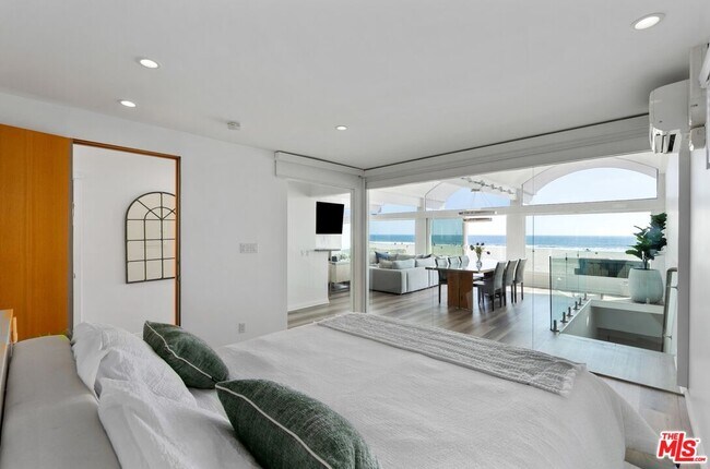 Building Photo - 3806 Ocean Front Walk