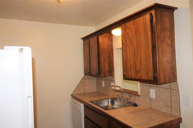 Building Photo - 1901 E Lindsey St