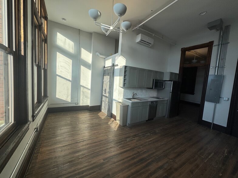 Building Photo - 219 N Main St