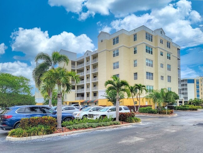 Building Photo - Updated 3 bedroom unit overlooking the Eas...