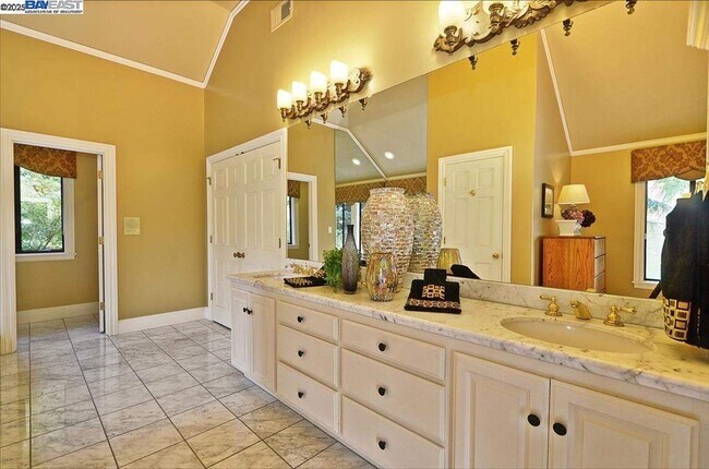 Building Photo - 5045 Blackhawk Dr