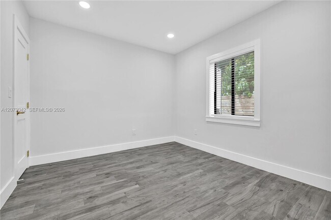 Building Photo - 1566 NE 174th St