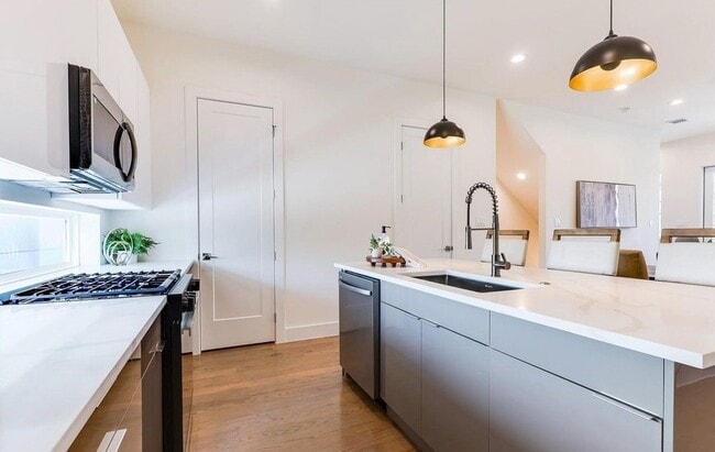 Building Photo - 1902 N Carroll Ave