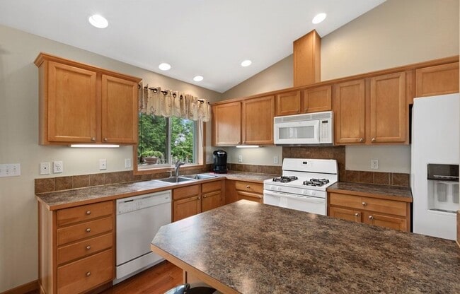Building Photo - 4 Bed 3Bath Beautiful Single-family House ...