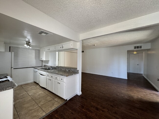 Building Photo - Spacious 3-Bed, 1-Bath Condo with Granite ...