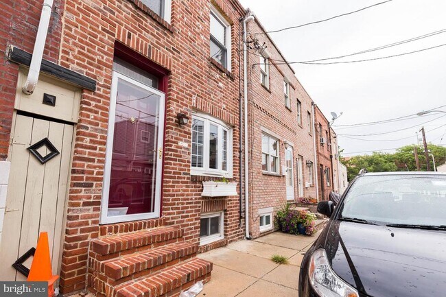 Building Photo - 113 Mountain St